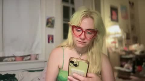 Emi Rose online show from 26, 9, 2025