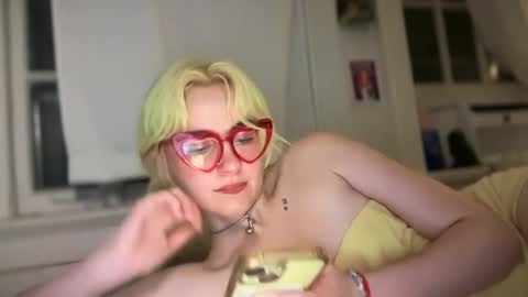 Emi Rose online show from 27, 9, 2025