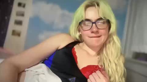 Emi Rose online show from 13, 10, 2025