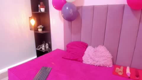 Snapshot of hoollyhendrix chatting on 6, 11, 2025 holly online show from 6, 11, 2025