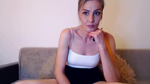 Snapshot of hornygirllx chatting on 27, 4, 2026 AshlineKatte online show from 27, 4, 2026
