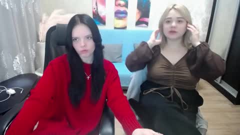 Lola and Lana online show from 21, 12, 2025