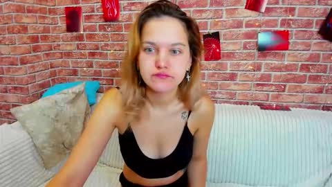 Snapshot of hot___jess chatting on 12, 10, 2025 Jessica  online show from 12, 10, 2025