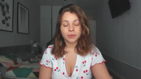 Snapshot of hot_chill__ chatting on 21, 2, 2025 LiluCaroline online show from 21, 2, 2025