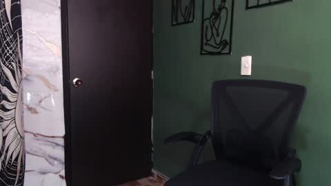 Snapshot of hot_chocolate_4u chatting on 20, 6, 2026 hot chocolate 4u online show from 20, 6, 2026
