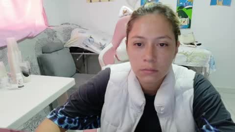 Snapshot of hot_mommymia chatting on 6, 5, 2026 Mia online show from 6, 5, 2026