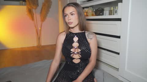 Snapshot of hotbella_ chatting on 2, 10, 2025 Bella online show from 2, 10, 2025