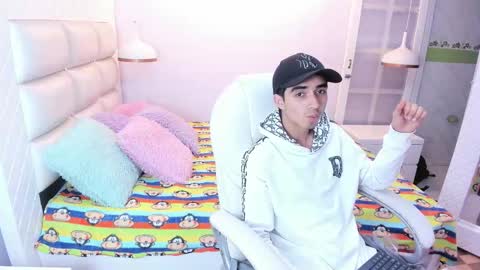 hottiie_guy online show from 25, 10, 2025