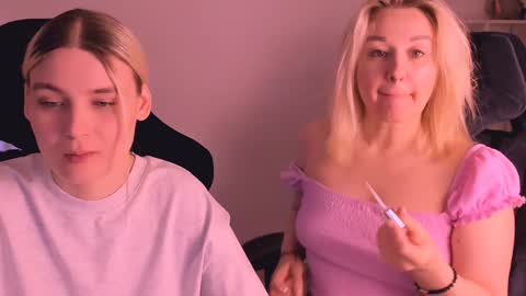 Snapshot of hottyblonds chatting on 1, 1, 2025 Nessie and Jessie online show from 1, 1, 2025
