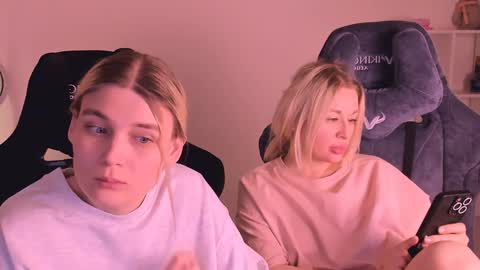 Snapshot of hottyblonds chatting on 6, 1, 2025 Nessie and Jessie online show from 6, 1, 2025