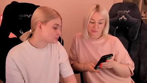 Snapshot of hottyblonds chatting on 6, 3, 2025 Nessie and Jessie online show from 6, 3, 2025