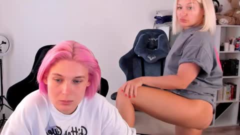 Snapshot of hottyblonds chatting on 20, 9, 2025 Nessie and Jessie online show from 20, 9, 2025