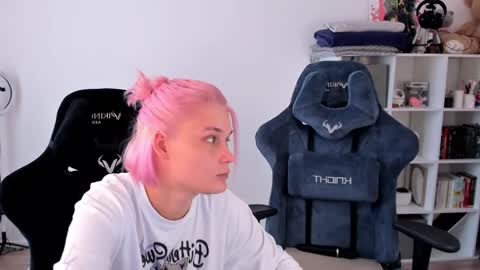 Snapshot of hottyblonds chatting on 22, 9, 2025 Nessie and Jessie online show from 22, 9, 2025