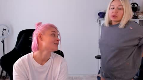 Snapshot of hottyblonds chatting on 25, 9, 2025 Nessie and Jessie online show from 25, 9, 2025