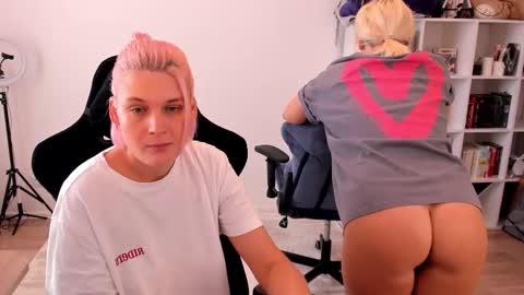 Snapshot of hottyblonds chatting on 3, 10, 2025 Nessie and Jessie online show from 3, 10, 2025