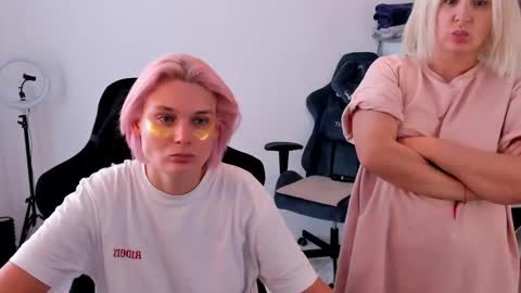 Snapshot of hottyblonds chatting on 4, 10, 2025 Nessie and Jessie online show from 4, 10, 2025