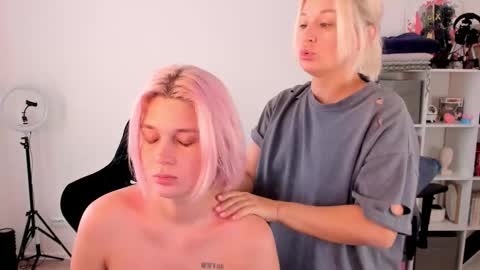 Snapshot of hottyblonds chatting on 10, 10, 2025 Nessie and Jessie online show from 10, 10, 2025