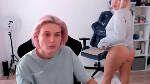 Snapshot of hottyblonds chatting on 11, 10, 2025 Nessie and Jessie online show from 11, 10, 2025