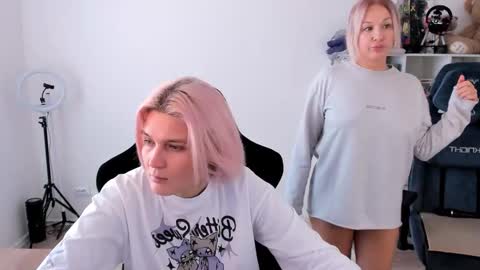 Snapshot of hottyblonds chatting on 18, 10, 2025 Nessie and Jessie online show from 18, 10, 2025