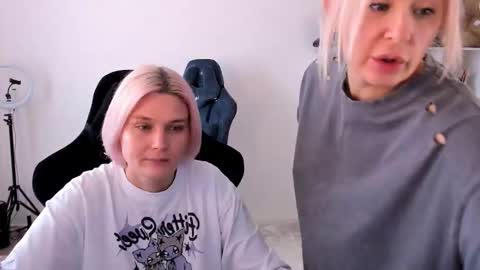 Snapshot of hottyblonds chatting on 19, 10, 2025 Nessie and Jessie online show from 19, 10, 2025