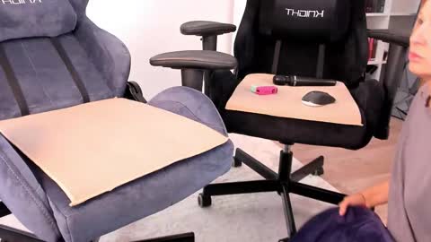 Snapshot of hottyblonds chatting on 25, 10, 2025 Nessie and Jessie online show from 25, 10, 2025