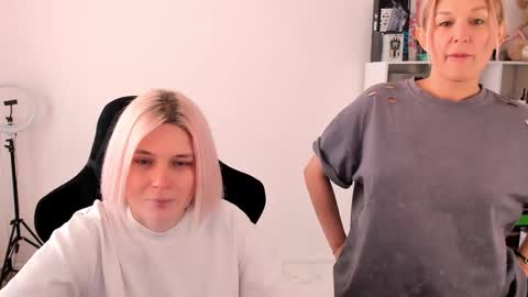 Snapshot of hottyblonds chatting on 31, 10, 2025 Nessie and Jessie online show from 31, 10, 2025