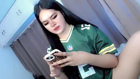 Snapshot of hugecockyanny chatting on 23, 10, 2025 Yhanie online show from 23, 10, 2025