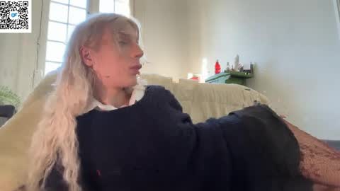 Snapshot of hung_angel_xxl chatting on 24, 4, 2026 Alice help me reach 100 likes online show from 24, 4, 2026