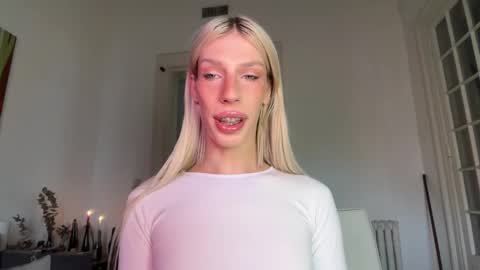 Snapshot of hung_angel_xxl chatting on 9, 5, 2026 Alice help me reach 100 likes online show from 9, 5, 2026