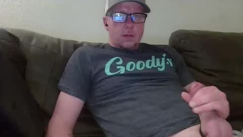 Snapshot of hungsingledad79 chatting on 4, 5, 2026 HuingsingleDad79 online show from 4, 5, 2026