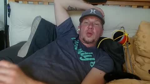 Snapshot of hungsingledad79 chatting on 4, 5, 2026 HuingsingleDad79 online show from 4, 5, 2026