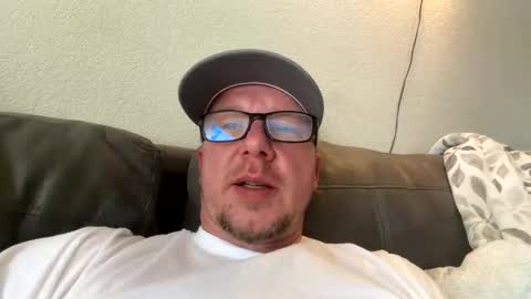 Snapshot of hungsingledad79 chatting on 13, 5, 2026 HuingsingleDad79 online show from 13, 5, 2026