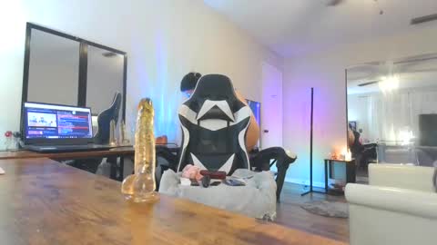 Snapshot of hustlebunni7 chatting on 5, 11, 2025 hustlebunni7 online show from 5, 11, 2025