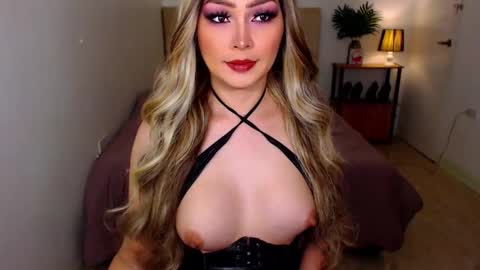 QUEEN SUSSIE BROWN online show from 22, 12, 2025