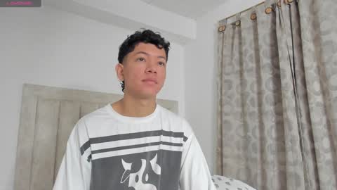 Snapshot of iamjulian_ chatting on 28, 12, 2024 Juliiiiian online show from 28, 12, 2024