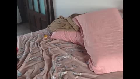 iamskylaa online show from 17, 12, 2025