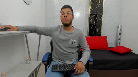 Snapshot of ian_tomson chatting on 7, 11, 2025 online show from 7, 11, 2025