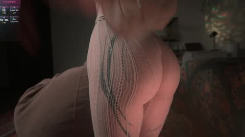 Snapshot of iara_mi chatting on 5, 12, 2025 stream next week online show from 5, 12, 2025