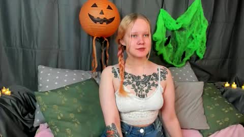 Snapshot of illando chatting on 28, 10, 2025 Annie online show from 28, 10, 2025