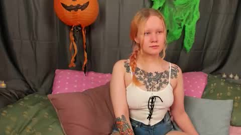 Snapshot of illando chatting on 31, 10, 2025 Annie online show from 31, 10, 2025