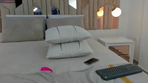 Snapshot of im_caro chatting on 8, 10, 2025 Caro   online show from 8, 10, 2025