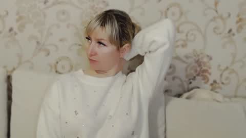 Snapshot of incredible_ariela chatting on 2, 1, 2025 incredible_ariela online show from 2, 1, 2025