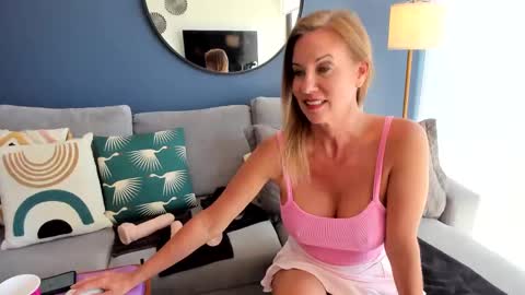 Snapshot of indianacooper chatting on 29, 9, 2025 IndianaCooper - Showtimes - Mon-Fri 12pm and 930PM CST SatSun 930pm CST online show from 29, 9, 2025