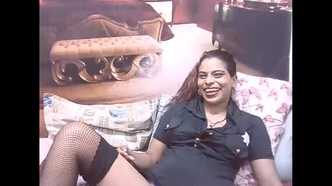 indiansexyass4u2luv online show from 15, 1, 2025
