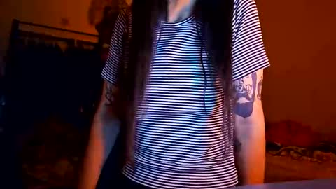 Snapshot of inthegrass chatting on 17, 12, 2025 kirie online show from 17, 12, 2025