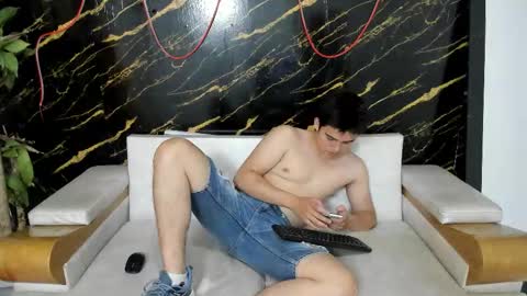Snapshot of invincible200 chatting on 12, 9, 2025 invincible200 online show from 12, 9, 2025