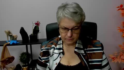 Snapshot of iris_xdesire chatting on 17, 12, 2024 I R I S online show from 17, 12, 2024