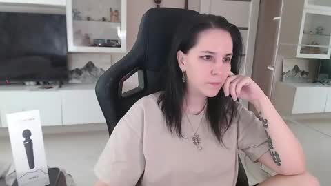 Irwi Tomboy online show from 11, 3, 2025