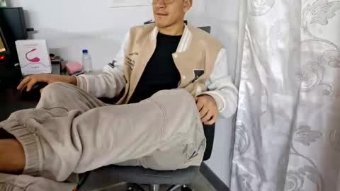 Snapshot of isaac_winter_ chatting on 16, 10, 2025 Isaac online show from 16, 10, 2025