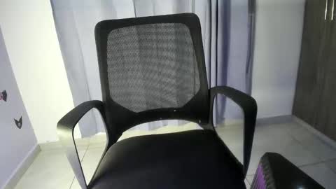 Snapshot of isaaclatino chatting on 25, 9, 2025 isaac online show from 25, 9, 2025